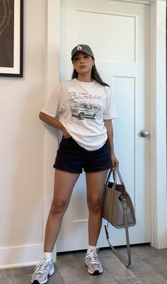 Black high rise dad shorts, oversized graphic tee, crew socks, new balance 530, LA ball hat, grey tote bag. #outfitidea #outfitstyle #casualstreetstyle #athlesiure #petitefashion #style #outfitideas #outfitinspo #whattowear #casualfashion Casual Black Mom Outfits, Summer Sneaker Work Outfit, Mom Basic Outfit, Cute Casual Shorts Outfits, New Balance Outfits Women, 530 New Balance Women Outfit, Women Graphic Tee Outfit, Spring Shorts Outfits Women, Minimalistic Casual Outfits