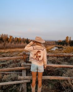 Boho Western Aesthetic Pictures, Outfit With Western Boots, Mountain Cowgirl Aesthetic, Granola Cowgirl Aesthetic, Outfits With Western Boots, Pbr Outfits, Western Outfits Fall, Aesthetic Cowgirl Boots, Western Ootd