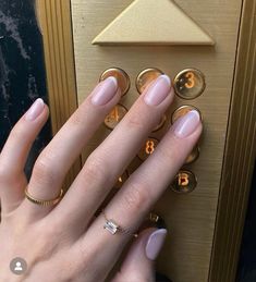 Paris Manicure, Almond French Tip Nails, Almond French Tip, Ring Index Finger, Romantic Nails, Casual Nails, Tip Nails, Index Finger, Elegant Nails