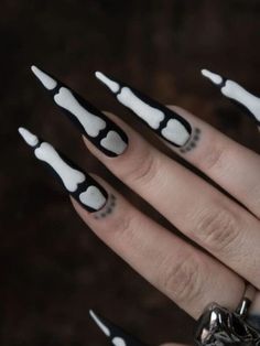 Goth Gel Nail Designs, Dark Nail Ideas Simple, Simple Grunge Nail Ideas, Goth Coffin Acrylic Nails, Goth Nail Art Designs, Goth Square Nails, Punk Nails Acrylic, Goth Coffin Nails, Goth Acrylic Nail Designs