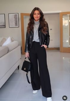 Wide Leg Trousers Outfit, Black Pants Outfit, Wide Leg Pants Outfit, Pants Outfit Casual, Business Casual Outfits For Work, Leather Jacket Outfits, Casual Chic Outfit, Casual Work Outfits, Pantalon Large