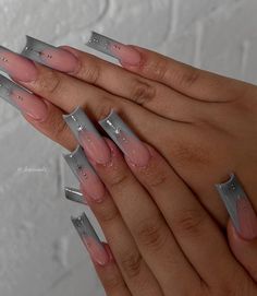 _karinailz on ig Acrylic Nails For Mexico, Nails 2024 Coffin, Medium Square Nails Designs, Short Medium Nails, Chrome Nails With Design, Gray Nails Ideas, Medium Length Nail Ideas, 2k Nails, Grey Nail Designs