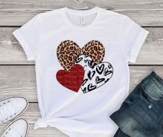 Valentine Shirts Vinyl, Fabric Applique Diy, Holiday Shirt Ideas, Cute Couple Shirts, Baby Boy Dress, T Shirt Painting, Cute Shirt Designs, Applique Shirts, Valentine T Shirts