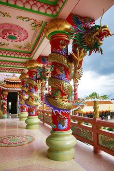 an elaborately decorated pillar in the middle of a building with red and green decorations