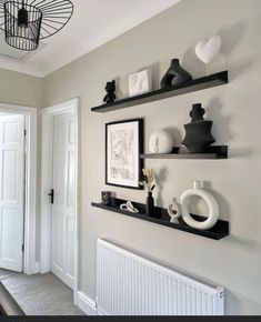 Black Shelf Living Room, Hallway Shelf Ideas, Floating Shelves Dining Room Wall, Entrance Hall Decor Ideas, Hall Decor Ideas, Wall Shelves Decor, Minimalist Shelves Decor, Clean Apartment, Room Pieces