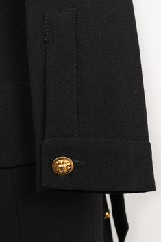 CHANEL - Robe noire à manches longues, agrémentée de boutons en métal doré. Pas de taille indiquée, elle convient à un 38FR. Pièce datant de la fin des années 1980. Condition : Très bon état Dimensions : Largeur d'épaules : 39 cm - Poitrine : 48 cm - Longueur des manches : 57 cm - Longueur : 87 cm Luxury Evening Blazer With Gold Buttons, Luxury Black Blazer With Gold Buttons, Classic Evening Blazer With Button Cuffs, Black Formal Outerwear With Gold Buttons, Classic Gold Evening Blazer, Classic Evening Blazer With Covered Buttons, Evening Blazer With Gold Buttons And Long Sleeves, Evening Blazer With Gold Buttons, Black Evening Blazer With Gold Buttons