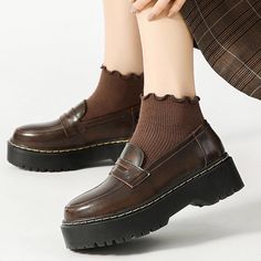 Outfits For Boots Women, Fashion Asethics Outfits, Platform Shoes Brown, Marry Jane Shoes Outfit Aesthetic, Chunky Brown Shoes, Sims 4 Womens Shoes, Maryjane Shoe Outfit Pants, Brown Shoe Outfit, Retro Shoes Aesthetic