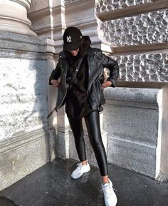 👟 Discover 20+ Athleisure Outfits every fashion influencer is loving! From Chic Athleisure Outfits that transition seamlessly from the gym to the streets, to Cute Gym Outfits that keep you stylish while you workout. Whether you're curating a sleek Athleisure Capsule Wardrobe, rocking Black Athleisure Outfits, or looking for the perfect Sporty Fall Outfits, we've got you covered. These Classy Athleisure Outfits are perfect for any season, especially those effortless Summer Athleisure Outfits t... Looks Street Style, Chanel Paris, Mode Inspo, Casual Winter Outfits, Fashion Streetwear, 가을 패션, Fall Fashion Outfits, Casual Fall Outfits