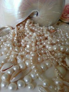 Pearl Food Ideas, Pearl Core, Pearls Aesthetic, Ocean Goddess, Pearl Aesthetic, Pearl Mermaid, Fantasy Mermaids, Mermaid Painting