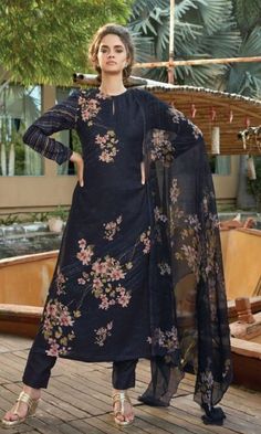 Pashmina Dupatta, Trendy Outfits Indian, Pakistani Dresses Online, Latest Dress Design, Frock For Women, Pakistani Dresses Casual, Long Dress Design, Beautiful Pakistani Dresses