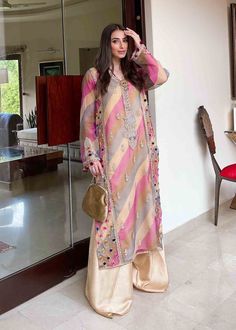 New Party Wear Dress, Organza Pants, Simple Indian Suits, Pakistani Formal Dresses, Desi Fashion Casual, Pakistani Fashion Party Wear