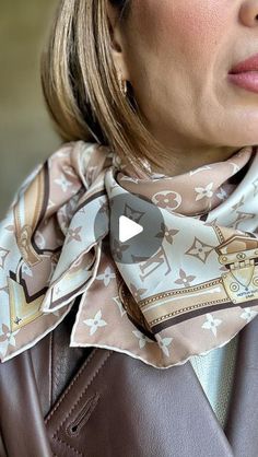 20K likes, 119 comments - angela.battistello el May 4, 2024: "Vi piace il foulard cos�ì? Da quando ho imparato lo uso sempre così perché copre bene dal temp pazzo ma è anche un po’ figo, no? #foulard #fashionhacks #fashiontips #abbigliamentodonna". Foulard Outfit, Holiday Family Outfits, Men Shades, Bulky Scarf