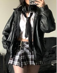 Alternative Leather Jacket Outfits, Spycore Outfits, Cybergrunge Aesthetic Outfit, 2000s Clothing Style, Y2k Grunge Aesthetic Outfits, Venom Inspired Outfit, Mecha Clothes, Cyberpunk Y2k Outfit, Grunge Preppy Outfits