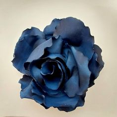 Broche Flor Em Tecido Azul Royal Com 18 Cm De Diâmetro E 6 Cm De Altura. Lindo Para Ser Usado Na Roupa  Prendendo Écharpes  Enfeitando Bolsas  Chapéus E Carteiras  No Colar E No Cabelo. Produto Artesanal Criado Por Marisa De Goes.