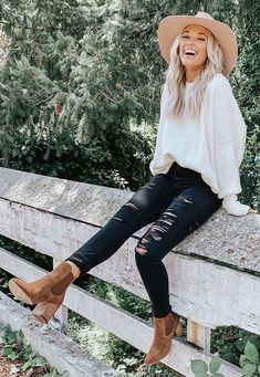 Solid Outfits For Women, Flowy Wedding Dress Guest, Fall Clothes For Women Sweaters & Cardigans, Fall Winter Date Night Outfits, October Photoshoot Outfits, Fall 2033 Fashion Trends, Fall Outfits Heel Boots, Grundy Outfits Plus Size, Casual Christmas Brunch Outfit