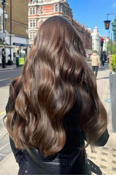 Healthy Brown Hair Aesthetic, Hair Color 2023 Blonde, 2023 Blonde Balayage, Golden Dark Brown Hair, Long Chocolate Brown Hair, Healthy Wavy Hair, Curled Brown Hair, Expensive Brown Hair, Loose Waves Long Hair