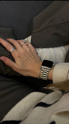 Silver Apple Watch With Gold Jewelry, Watches Aesthetic Woman, Apple Watch Classy, Watching Series Aesthetic, Styling Apple Watch, Classy Apple Watch, Apple Watch Stack, Apple Watch Se