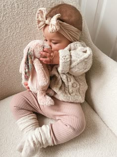 4 Month Old Winter Outfits, Trendy Baby Girl Outfits, Baby Girl Outfit Inspiration, Newborn Spring Outfits, Baby Fall Outfits Girl, Winter Newborn Outfits, Winter Baby Girl Outfits, Baby Girl Winter Outfits