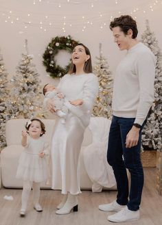 15+ Family Christmas Pictures Outfit Ideas | Stylish & Modern 2023 Family Christmas Pictures White Outfits, Simple Family Christmas Pictures, All White Christmas Photoshoot, Christmas Family Outfit Ideas, Christmas Photography Family Indoor, White Christmas Photo Shoot Family, New Years Family Photoshoot, Christmas Outfit Photoshoot, Neutral Family Pictures