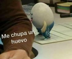 someone is holding an egg in their hand with the words me chupa un huevo on it