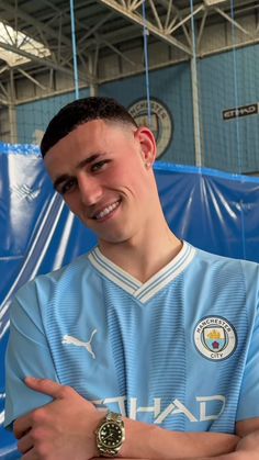 English Premier League football soccer wallpaper background of Manchester City star Phil Foden smiling Foden Wallpaper, Aesthetic Soccer, England Football Players, Wallpaper Background Aesthetic, Men's Soccer Teams, Ronaldo Junior