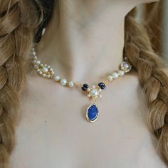 CARACTERÍSTICAS DEL PRODUCTO:



 Collar hecho a mano de perlas mixtas con piedra azul

 Materiales: cobre chapado en oro de 18k/perlas naturales de agua dulce

 Cierre: Cierre de mosquetón

 collar de perlas con cable

 Longitud:







 La longitud predeterminada es 15,5 pulgadas + extensión, el colgante es 1,6"

 Si tiene alguna solicitud especial, contáctenos.




 Tenga en cuenta :

 Acepte que las perlas naturales de agua dulce tal vez no tengan una forma perfecta, las perlas naturales de Handmade Blue Pearl Pendant Necklace, Handmade Blue Pendant Pearl Necklace, Blue Baroque Pearl Jewelry With Pearl Pendant, Blue Baroque Pearl Jewelry With Pendant, Blue Baroque Pearl Necklace With Pendant, Blue Baroque Pearl Pendant Jewelry, Blue Baroque Pearl Necklace As A Gift, Handmade Blue Baroque Pearl Necklace, Blue Beaded Pearl Necklaces With Pearl Pendant