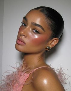 Pour afficher un teint lumineux et éclatant même en plein mois de janvier, la tendance du " glazed blush " est celle que l'on adopte les yeux fermés. Blush Trend, Festival Make Up, Mekap Mata, Prom Inspo, Night Beauty, Smink Inspiration, Make Up Looks, Makati, Prom Makeup