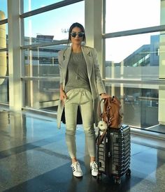 Cute travel outfit. How To Wear Joggers, Rok Outfit, Travel Outfit Plane, Outfit Chic, Trik Fotografi