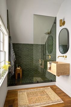 Bathroom Interior Green Tiles, Green Shower Bathroom Ideas, Shower Next To Vanity, Bathroom Green Tiles, Home Interior Design Bathroom, Small Full Bathroom Remodel, Bathroom With Color, Natural Bathrooms, Green Glass Bathroom