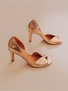 Jewel heels with iridescent leather. Discover our Bobbies high and mid-heeled models for ceremonies and other occasions. Fall for Samba Sepia Gold. Crazy Shoes, Pretty Shoes, Shoe Style, Beautiful Shoes, Cute Shoes, Wedding Shoes, Heeled Mules