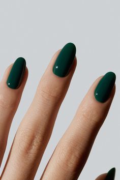 As rich as velvet, this deep dark green brings back old Hollywood glamour. A daring yet classic colour. Colourful Oval Nails, Dark Coloured Nails, Dark Green Short Nails, Dark Green Nails, Green Nail Polish, Green Nail, Dream Nails, Classy Nails, Chic Nails