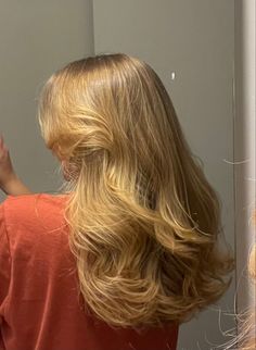 Long Blonde Hair With Layers And Bangs Face Framing, Balayage Hair With Lowlights, Frizzy Blonde Hair, Honey Dirty Blonde Hair, Butter Hair Color, Blonde Caramel Hair, Summer Haircuts