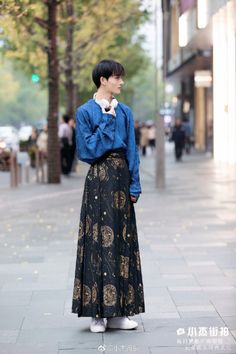 modern chinese fashion Modern Hanfu Men, Gender Queer Fashion, Chinese Men Fashion, Chinese Fashion Men, Modern Chinese Fashion, Mode Queer, Estilo Harajuku, Gender Fluid Fashion, Genderless Fashion