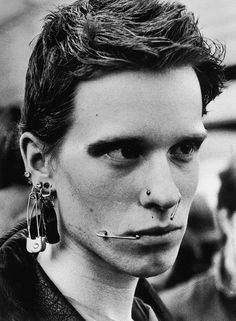 Punks 70s, 1970s Punk, Piercing Snug, Piercing Face, 70s Punk, British Punk, Johnny Rotten, Joey Ramone, 80s Punk