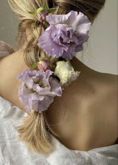 Disney Princess Modern, Flowers In Her Hair, Flynn Rider, Modern Disney, Princess Aesthetic, Rapunzel, Marilyn Monroe, Tangled, Hair Inspo