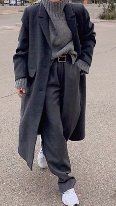 40s Mode, Mantel Outfit, Adrette Outfits, Mode Editorials, Gray Coat, Autumn Fits, Loose Trousers, Looks Street Style, Looks Black