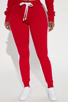 Red Cotton Joggers For Loungewear, Casual Red Joggers For Fall, Winter Casual Red Joggers, Red Sweatpants For Winter Loungewear, Sporty Red Sweatpants For Winter, Sporty Red Joggers For Winter, Red Cotton Winter Joggers, Flattering Outfits, Cozy Outfit