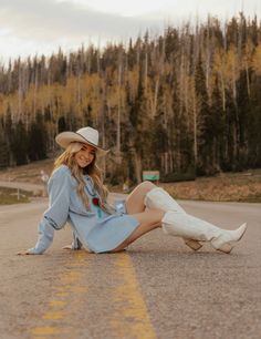 western cowgirl punchy Senior Picture Winter Outfits, Cowgirl Outfit Photoshoot, Bronco Senior Pictures, Western Outfit Ideas For Senior Pictures, Birthday Photoshoot Ideas Country, Fall Senior Picture Ideas Outfits Country, Country Birthday Pictures