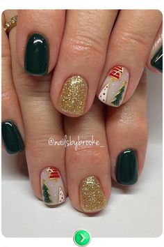 Green and gold short Christmas nails, luxurious and festive. This combination brings a sophisticated holiday feel with just the right amount of sparkle. Ideal for elegant gatherings. Classy Christmas Nails Short, Short Christmas Nail Ideas, Classy Christmas Nails, Winter Wonderland Nails, Short Christmas Nails, Wonderland Nails, Snowflake Nail Design, Christmas Nail Ideas, Holiday Nails Christmas