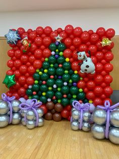 balloons are arranged in the shape of a christmas tree