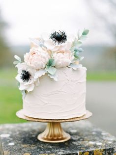 a white cake with pink flowers on top is shown in the instagramr for twitter