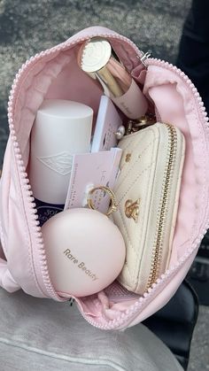 Packing Essentials, Pink Life, Beauty Bags, Bag Aesthetic, Purse Organization, Bags Aesthetic