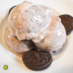 an ice cream sundae with oreo cookies on the side