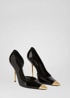 Versace Shoes Women, Bougie Closet, Versace Shoes Heels, Versace Heels, Golden Party, Fashion Design Inspiration, Black Family