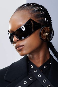 Eyewear Fashion 2023, Off White Fall 2023, High Fashion Glasses, Off White Sunglasses, Sunglasses 2023, Fall 2023 Ready To Wear, Fashionable Sunglasses, 2023 Ready To Wear Collection, Eyewear Trends