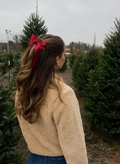 Winter Hair Trends, Winter Girl, Bow Hairstyle, London Outfit, Christmas Hairstyles, Holiday Hairstyles, Christmas Hair, Tree Farm, Christmas Tree Farm