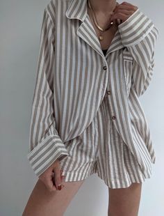 Outfit Oversize, Vintage Pajamas, Oversized Button Down Shirt, Gauze Top, Striped Pyjamas, Mode Casual, Long Sleeve Striped Top, Y2k Outfits