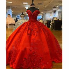 Roses Quinceanera Theme, Red Quinceanera Ideas, Quinceanera Dresses Red, Quinceanera Theme, Red Wedding Gowns, Purple Quinceanera Dresses, Mexican Quinceanera Dresses, Charro Quinceanera Dresses, Red Quince