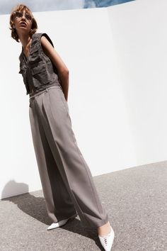 Loose-fit  dressy pants in twill with pleats at top. Extended waistband tab with concealed hook-and-eye fastener and a zip fly. Diagonal side pockets  mock welt back pockets  and straight  wide legs with creases. Outfit Links, Dressy Pants, Wide Legs, Tailored Trousers, Dress Pants, Straight Leg, H&m, Wide Leg, Loose Fitting