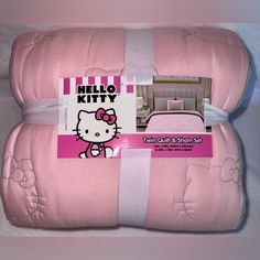 the hello kitty bedding set is pink and has white trimmings on it